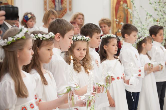 Piękne życzenia na pierwszą komunię świętą. Gotowce do zapisania na kartce