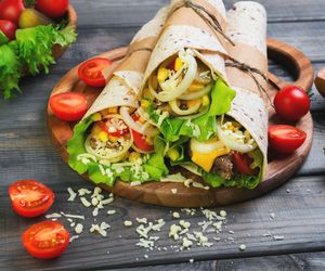 Przepisy na andrzejki: tortille z mozzarellą i szynką parmeńską 