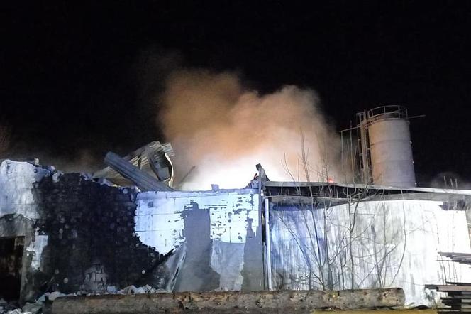 Pożar stolarni w Simorodzu. Z ogniem walczyło ponad 100 strażaków
