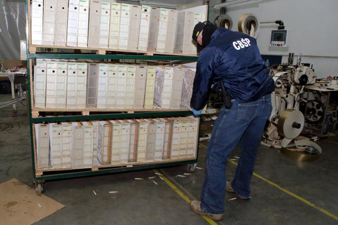 Policjanci CBŚP zlikwidowali fabryki papierosów
