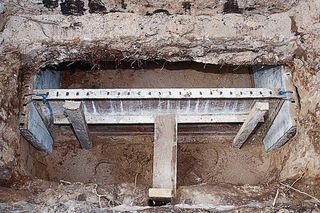 Podbijanie fundamentów 4. Wierzch deskowania wykonano na poziomie 40 cm powyżej dna wykopu, od góry zostawiając pustą przestrzeń wysokości 10 cm. To samo zrobiono w pozostałych wybranych odcinkach.