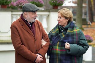 	Barwy szczęścia odc. 3170. Józefina Rawiczowa (Elżbieta Jarosik), Andrzej Zastoja-Modelski (Leon Charewicz)