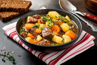 Gulasz irlandzki z kaszą i ziemniakami. Irish Stew to pozycja obowiązkowa na Dzień Świętego Patryka