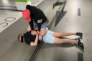 „Wnuczkowie” z narkotykami i bronią za kratami! Policja zatrzymała groźnych oszustów