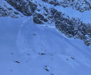 Tatry. Zejście lawiny pod Świnicą. Porwała dwóch turystów [ZDJĘCIA]