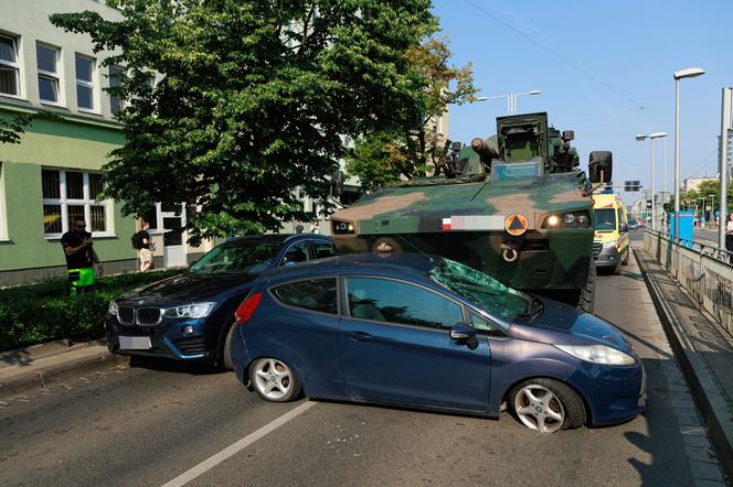 Wojskowy wóz jechał na pokaz podczas pikniku