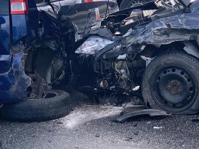 Koszmarny wypadek na Radzymińskiej. Trzy auta rozbite, kierowca w szpitalu