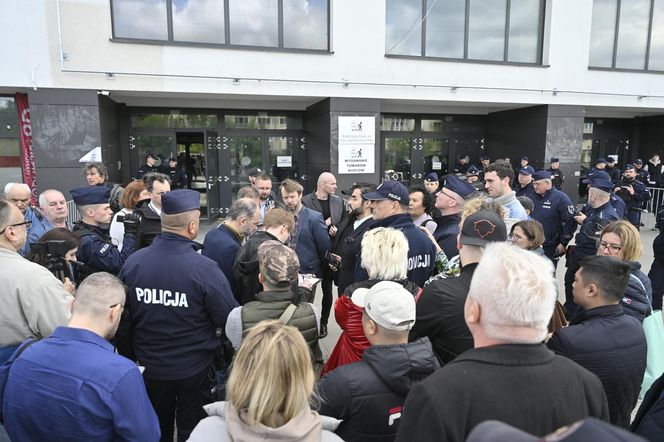 Komornicy na Modlińskiej. Nerwowe starcie przy hali na Białołęce. Ostry konflikt kupców z zarządcą hali