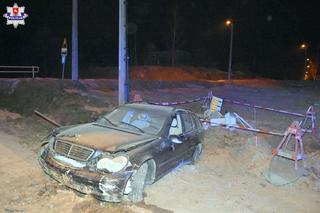 Mercedes wyleciał z drogi i zniszczył rozdzielnię elektryczną. Policja ustala, kto nim kierował