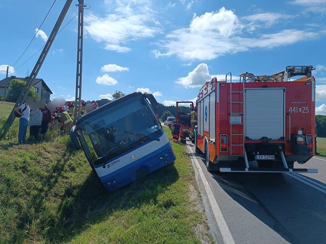 Powiat kraśnicki. Autobus wpadł do rowu