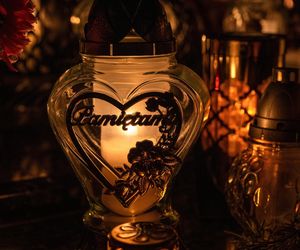 Tysiące zniczy rozświetliło polskie cmentarze. Niezwykły widok po zmroku