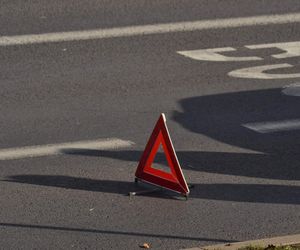 Na A4 autobus uderzył w bariery i dachował. Są poszkodowani