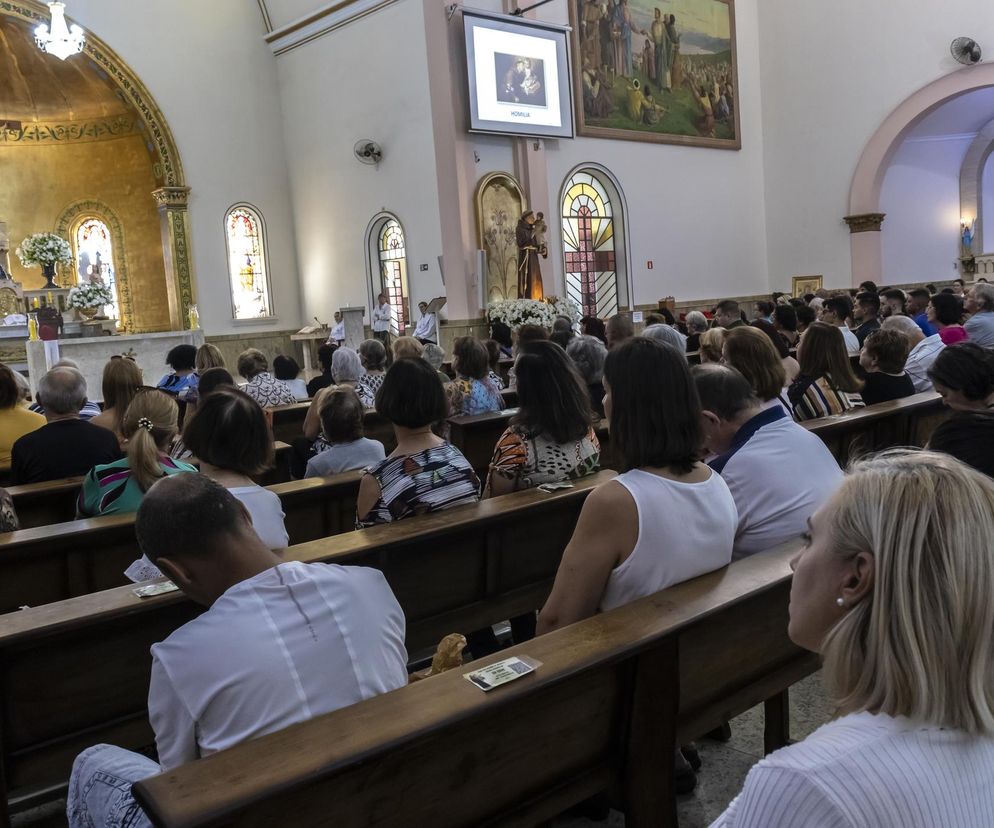 „Propagują dzieciokrację w najgorszym wydaniu”. Dziecko przewróciło figurę Maryi, ksiądz nie przebiera w słowach