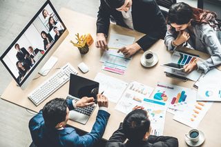 Powrót do biura odwołany? Pracodawcy rezygnują z presji na pracę stacjonarną, a model hybrydowy zyskuje