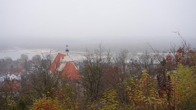 Mglisty Kazimierz Dolny w obiektywie. Miasteczko nad Wisłą przyciąga turystów nawet późną jesienią