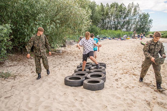 Terytorialsi zabrali dzieci na plażę, gdzie wzięli udział przygotowanym specjalnie dla nich - mini runmageddonie
