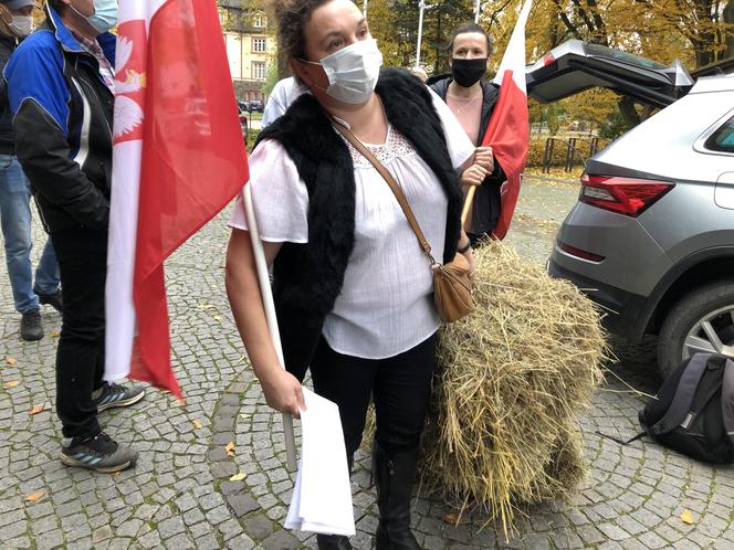 Protest rolników w Szczecinku. Przywieźli siano do biura PiS