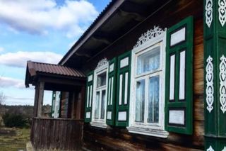 Magiczne drewniane domy z okiennicami na Podlasiu