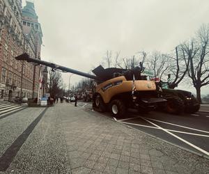 Protest rolników 2024 w Szczecinie. Kombajn zaparkował wprost przed Zachodniopomorskim Urzędem Wojewódzkim 
