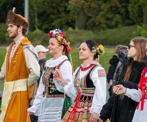Uczcili wpisanie poloneza na listę dziedzictwa UNESCO. Na AWF-ie wspólnie zatańczyli tradycyjny taniec [ZDJĘCIA]