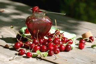 Przetwory z wiśni – kiedy zbierać wiśnie i co można zrobić z wiśni?