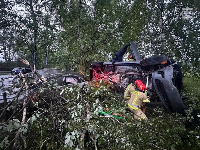 Łaziska Górne. Dachowanie na drodze krajowej. Niebezpieczny manewr kierowcy przyczyną karambolu