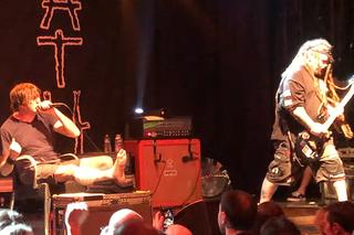 Napalm Death jest nie do zdarcia. Wokalista złamał nogę, ale trasy nie przerwał