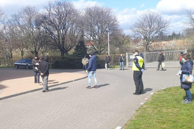 Mundurowi informowali bezdomnych o nowych obostrzeniach 
