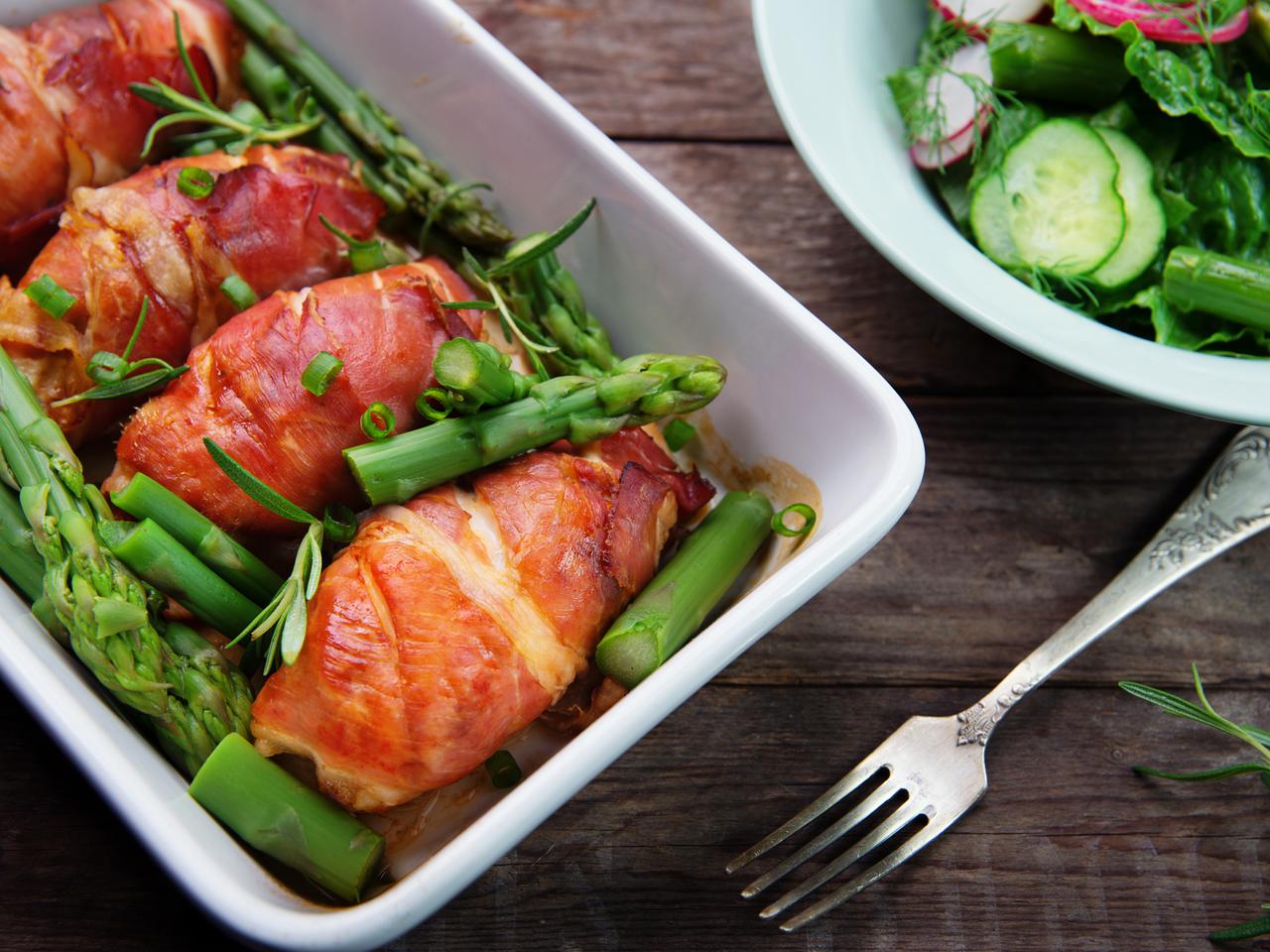 Pierś kurczaka pieczona w boczku z marchewką, groszkiem i szparagami 