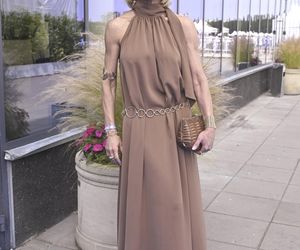 Weronika Rosati z rodzicami na Derbach w Warszawie. Na czerwonym dywanie pojawił się tłum gwiazd!