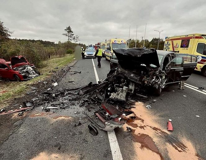 Potworna czołówka pod Bydgoszczą. Z samochodów niewiele zostało. Policja: kierowca zrobił to celowo