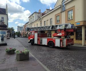 Trzy zastępy straży pożarnej przy Rynku w Rzeszowie