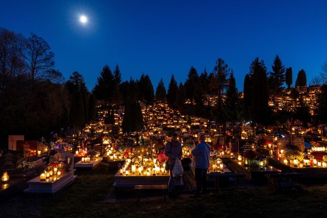 Tysiące zniczy rozświetliło polskie cmentarze. Niezwykły widok po zmroku