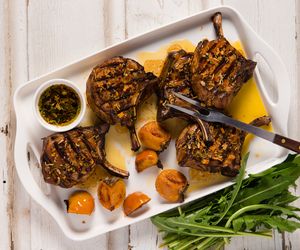 Kotlety schabowe z kością z piekarnika: przepis na wykwintne kotlety z piekarnika [WIDEO]