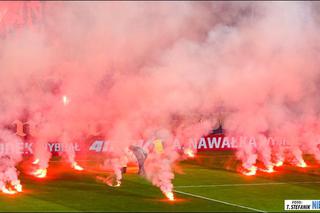 Chorzów: Zadyma na stadionie Ruchu. Kibole odpalili race i wdarli się na murawę [GALERIA]