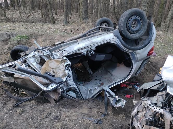 Dramatyczny wypadek. Samochody zderzyły się czołowo. Jedna osoba zakleszczona we wraku