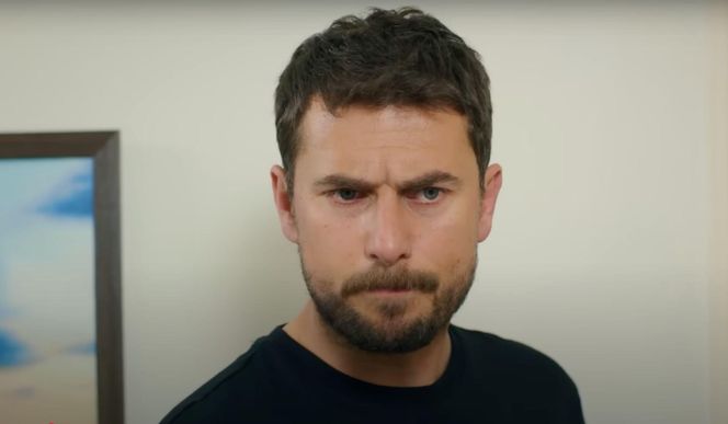 Alper zboczeńcem! Rankiem zakradnie się do sypialni kobiet.
