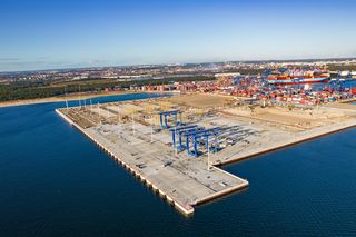 Na placu budowy terminala Baltic Hub T3 pojawiły się już ogromne suwnice