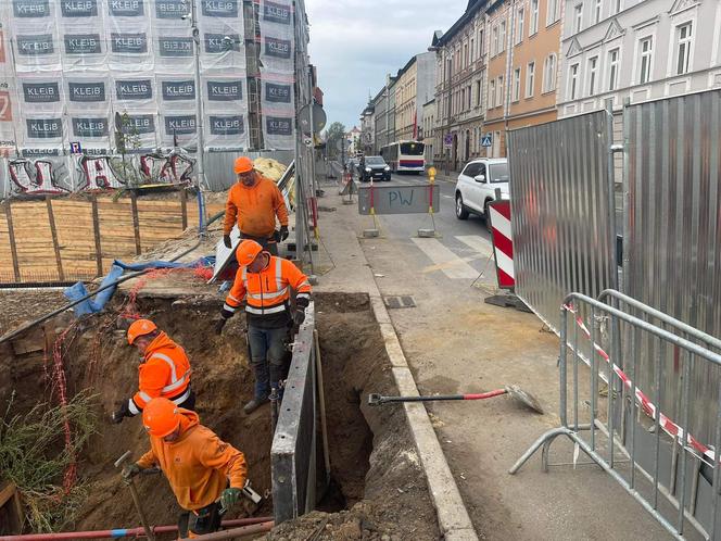 Awaria wodociągowa na Królowej Jadwigi w Bydgoszczy. Duże utrudnienia dla kierowców [ZDJĘCIA]