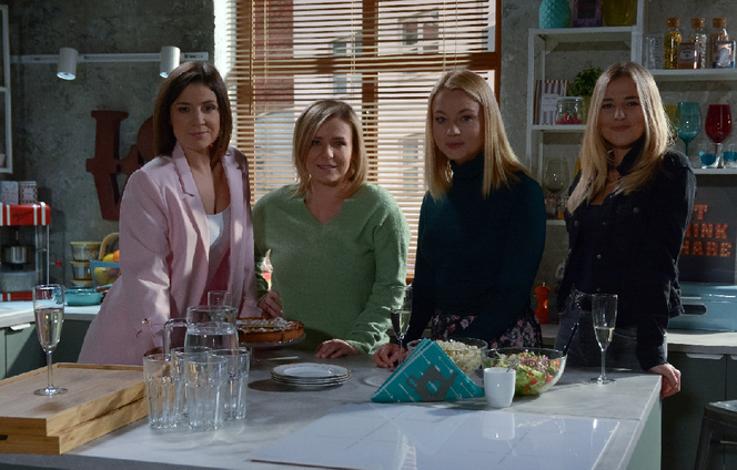Pierwsza miłość, odcinek 3204, Marysia (Aneta Zając), Kinga (Aleksandra Zienkiewicz), Emilka (Anna Ilczuk), Marta (Honorata Witańska)