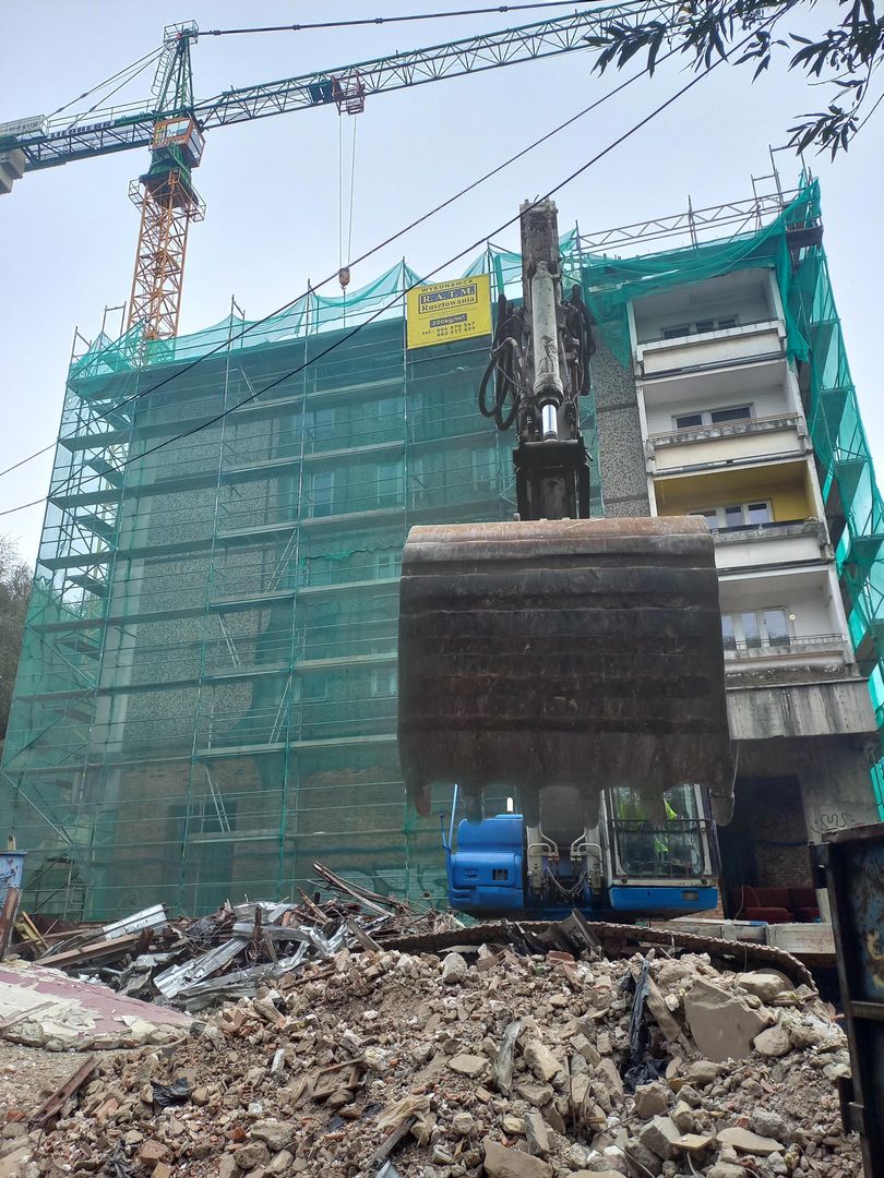 Rozbiórka słynnej willi na dachu bloku