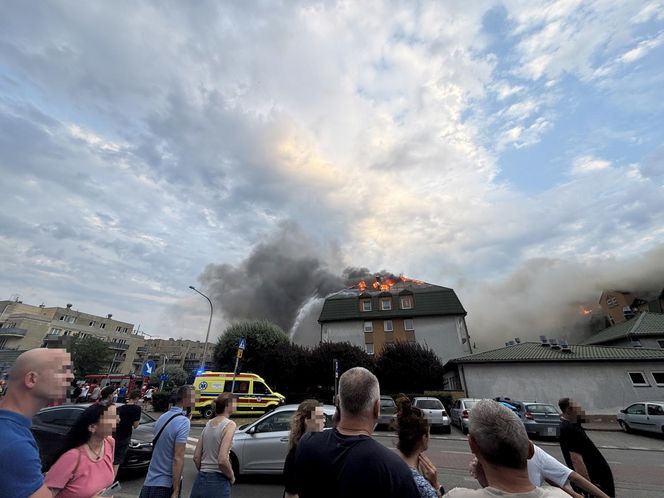 Pożar bloku mieszkalnego w Ząbkach