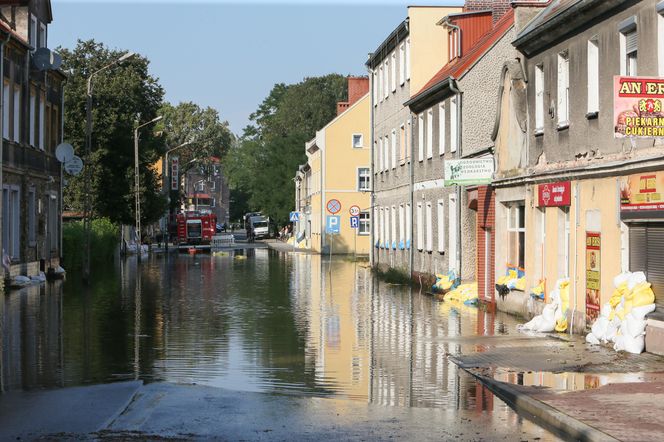 Rzeka Bóbr wdarła się na ulice Żagania