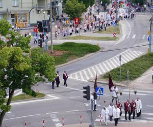 Boże Ciało 2024. Tłumy wiernych przeszły w procesji ulicami Białegostoku