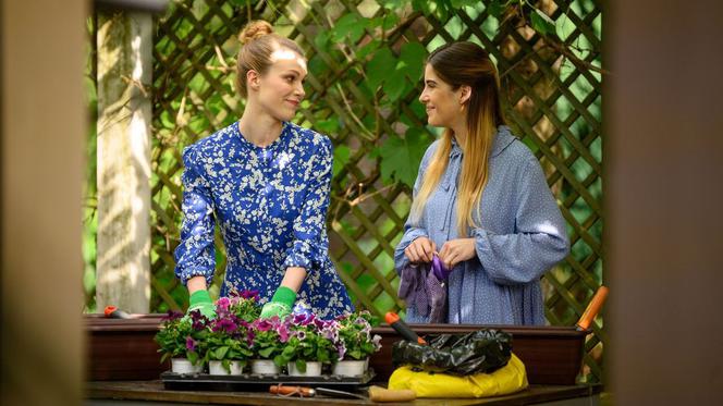 Barwy szczęścia, odc. 2164. Agata (Natalia Zambrzycka), Mirka (Magdalena Dwurzyńska)