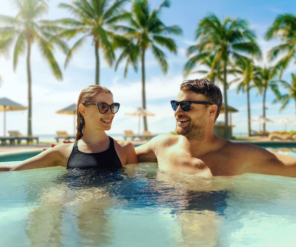 Były zgony, ale Polacy nadal latają na wakacje bez szczepień. Czym ryzykują?