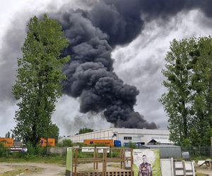 Pożar składowiska opon w Toruniu. Dym widoczny z daleka