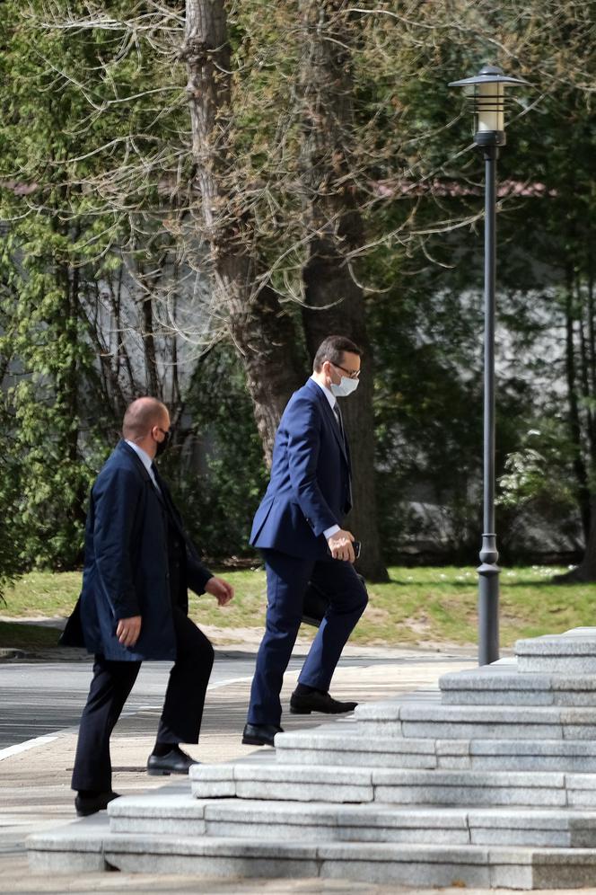 Premier Mateusz Morawiecki w maseczce ochronnej pod Kancelarią Premiera