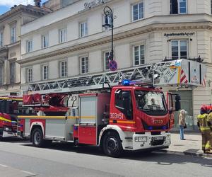 Malutkie dziecko chodziło po parapecie na drugim piętrze kamienicy. Wstrząsające sceny w Warszawie