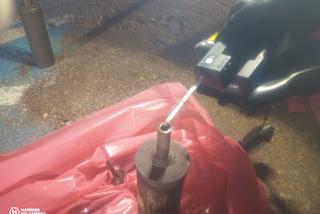 W samochodzie była podejrzana substancja. Na miejscu pojawiła się straż i policja